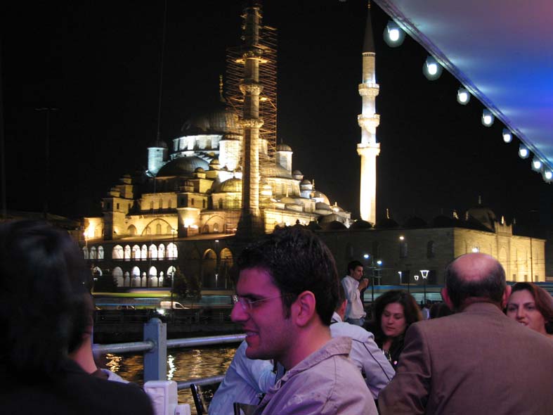 20.5.2006 - Istanbul - Im Restaurant unter der Galata Br�cke