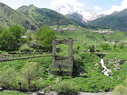 1.6.2006 - Kasbegi, Reste der Seilbahn zur Sameba Kirche