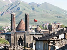 3.6.2006 - Erzurum, Blick von Zitadelle auf Doppelminarett